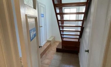 Se vende casa de 3 pisos en Plan de Viña sector los Orientes, excelente ubicación.-