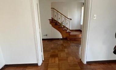 Se vende casa de 3 pisos en Plan de Viña sector los Orientes, excelente ubicación.-