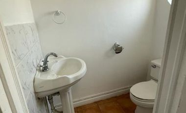 Se vende casa de 3 pisos en Plan de Viña sector los Orientes, excelente ubicación.-
