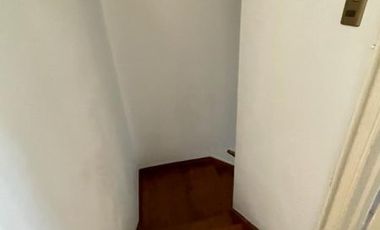 Se vende casa de 3 pisos en Plan de Viña sector los Orientes, excelente ubicación.-