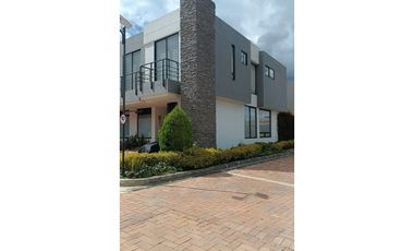Hermosa casa en condomio campestre en Cota precio de oportunidad!