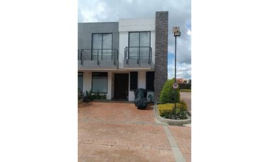 Hermosa casa en condomio campestre en Cota precio de oportunidad!