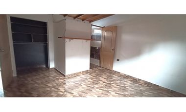 Casa unifamiliar de 3 niveles con terraza en venta en Calatrava Itagui