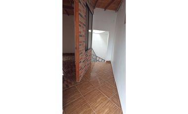 Casa unifamiliar de 3 niveles con terraza en venta en Calatrava Itagui