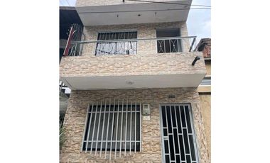 Casa unifamiliar de 3 niveles con terraza en venta en Calatrava Itagui