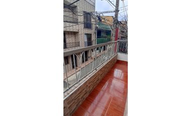 Casa unifamiliar de 3 niveles con terraza en venta en Calatrava Itagui