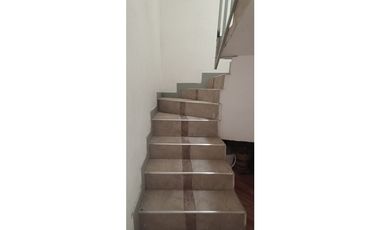 Casa unifamiliar de 3 niveles con terraza en venta en Calatrava Itagui