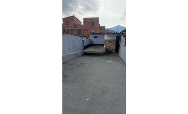 Casa unifamiliar de 3 niveles con terraza en venta en Calatrava Itagui