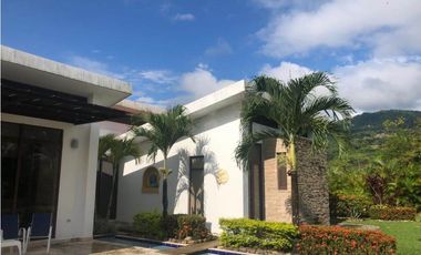 CASA CAMPESTRE EN VENTA  COND SANTA TERESITA CERCA A VILLAVICENCIO