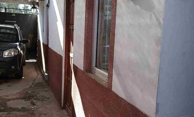 VENTA CASA 3 AMB VARELA CON LOCAL Y DPTOS PARA ALQ