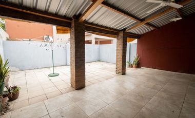 Casa amplia en venta con departamento interno