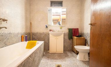 Casa amplia en venta con departamento interno