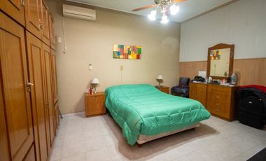 Casa amplia en venta con departamento interno