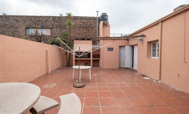 Casa amplia en venta con departamento interno