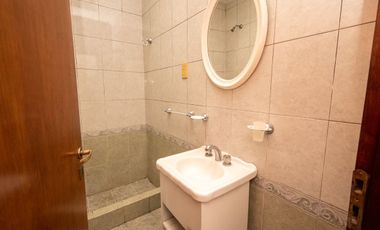 Casa amplia en venta con departamento interno