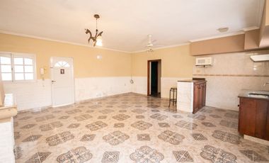 Casa amplia en venta con departamento interno
