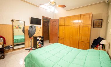 Casa amplia en venta con departamento interno