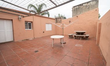 Casa amplia en venta con departamento interno