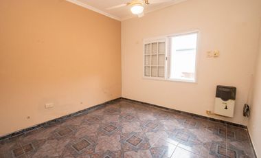 Casa amplia en venta con departamento interno