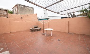Casa amplia en venta con departamento interno