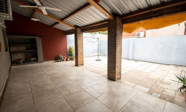 Casa amplia en venta con departamento interno