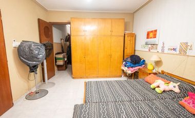Casa amplia en venta con departamento interno