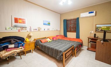 Casa amplia en venta con departamento interno