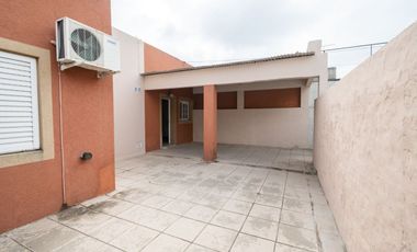 Casa amplia en venta con departamento interno