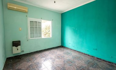 Casa amplia en venta con departamento interno