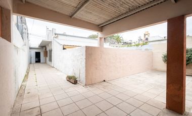 Casa amplia en venta con departamento interno