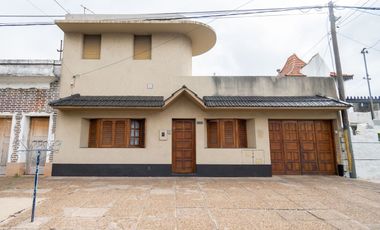 Casa amplia en venta con departamento interno