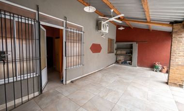 Casa amplia en venta con departamento interno