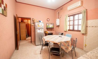 Casa amplia en venta con departamento interno