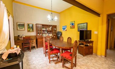 Casa amplia en venta con departamento interno