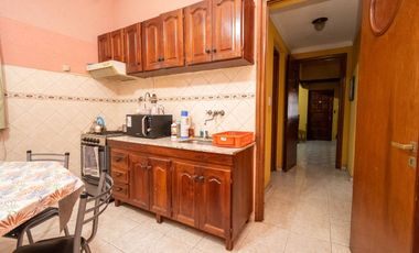 Casa amplia en venta con departamento interno