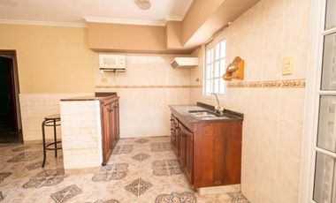 Casa amplia en venta con departamento interno
