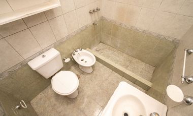 Casa amplia en venta con departamento interno