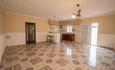 Casa amplia en venta con departamento interno