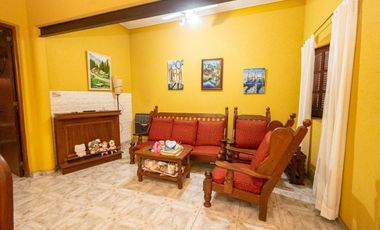 Casa amplia en venta con departamento interno