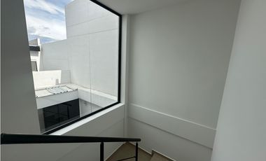 SE RENTA ESPECTACULAR CASA PARA ESTRENAR EN CERRITOS