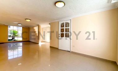 En Venta casa de 3 dormitorios San Antonio conjunto Laguna Azul