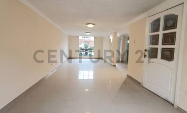 En Venta casa de 3 dormitorios San Antonio conjunto Laguna Azul