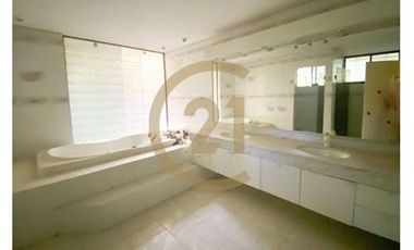 ARRIENDO AMPLIA CASA EN LOS DOMINICOS