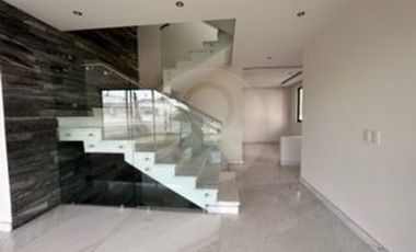 Casa en condominio en venta en Lomas de Tecamachalco