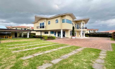 Moderna Casa con terraza en el exclusivo conjunto Guarigua, Cajicá