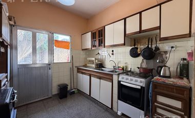 Venta PH 4 ambientes con jardín y cochera en Sarandi