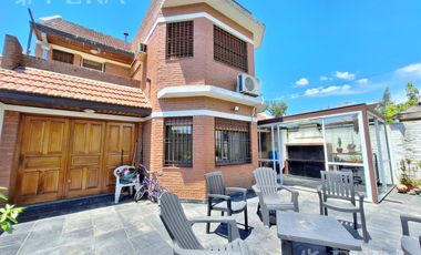 Venta casa 5 ambientes con cochera y jardín en Quilmes Oeste