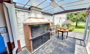 Venta casa 5 ambientes con cochera y jardín en Quilmes Oeste