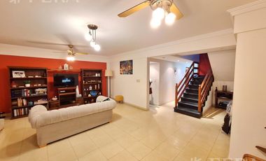 Venta casa 5 ambientes con cochera y jardín en Quilmes Oeste