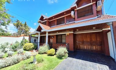 Venta casa 5 ambientes con cochera y jardín en Quilmes Oeste